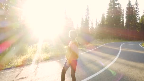 Adolescent Fille Sur Skate Sur Vide Montagne Route — Video