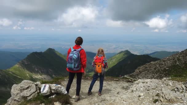 Zwei Wanderschwestern Stehen Auf Einem Gipfel Und Blicken Die Berge — Stockvideo