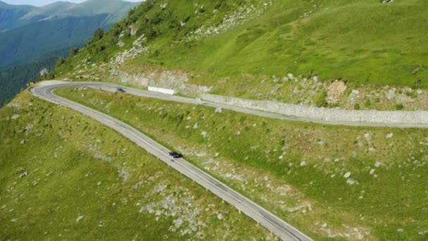 有名なルーマニアの山岳道路の曲線の眺め Transhamaras — ストック動画