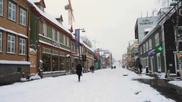 トロムソ ノルウェー 2019年3月12日 降雪時にトロムソのストルガタ通りに覆われた雪の眺め — ストック動画