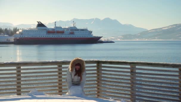 Happy Smiling Girl Throwing Snow Ocean Shore View Cruise Ship — Stock Video