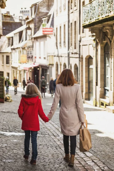 Felice madre e figlia in città — Foto Stock