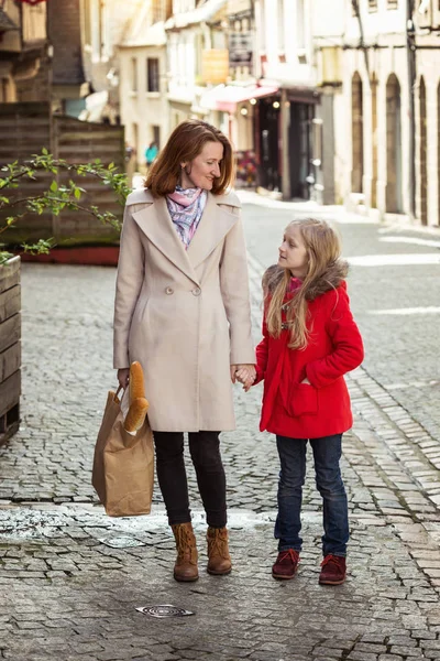 Gelukkig moeder en dochter op de stad — Stockfoto