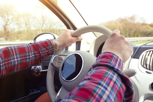 Roadtrip - man's hands on the wheel — Stock Photo, Image