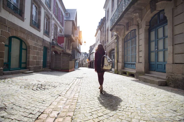 Дівчинка гуляє Старого міста місті Morlaix — стокове фото