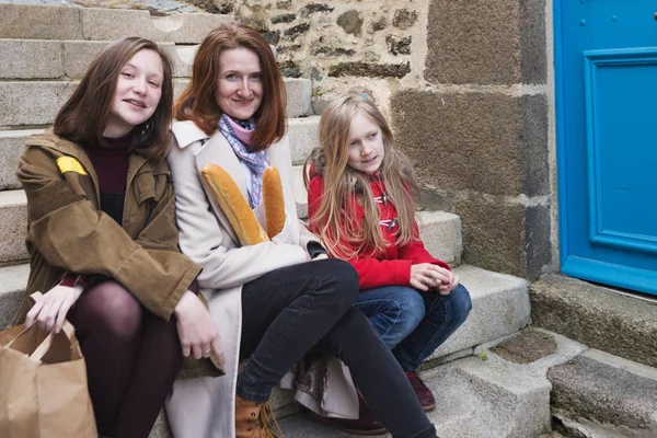 Francés feliz madre e hijas con baguettes — Foto de Stock