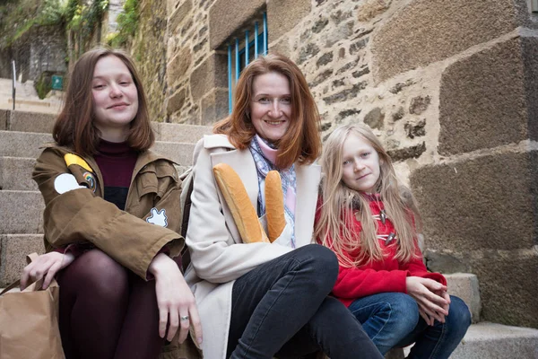 French happy mother and daughters with baguettes — Stock Photo, Image