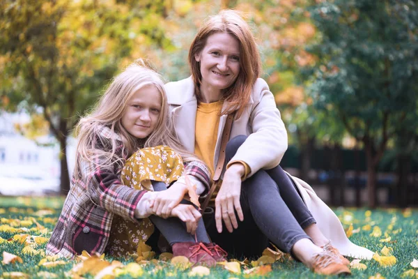 Mãe e filha no parque — Fotografia de Stock