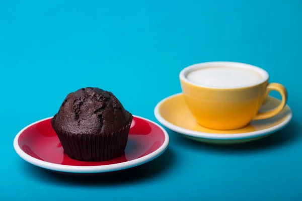 Cangkir kuning dan kue coklat — Stok Foto