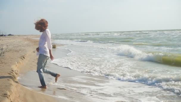 Mädchen Jeans Und Weißer Bluse Läuft Der Küste Entlang Mit — Stockvideo