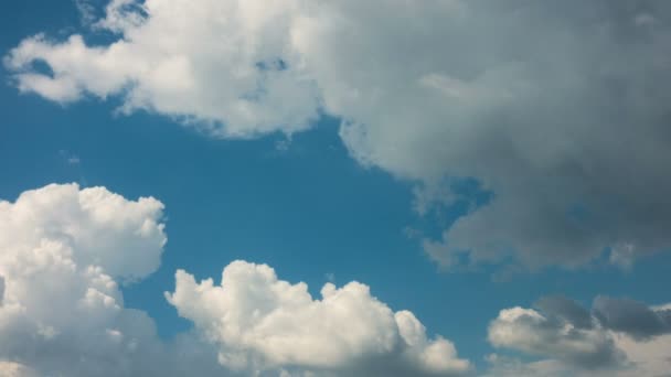 Beyaz Bulutların Üstünde Mavi Gökyüzü Timelapse — Stok video