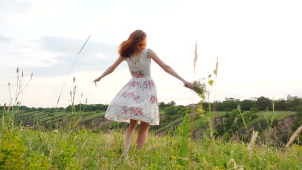 Chica Con Ramo Divertirse Bailando Girando Campo Noche — Vídeos de Stock