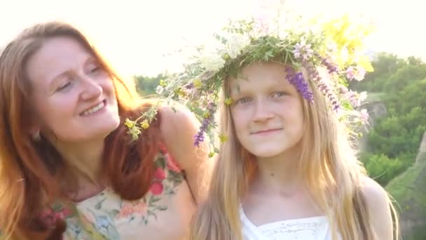 Mãe Feliz Filha Com Grinalda Flor Divertindo Prado Noite — Vídeo de Stock