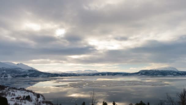 Όμορφο Νορβηγικό Τοπίο Χιονισμένα Βουνά Χειμερινή Λίμνη Και Συννεφιασμένο Ουρανό — Αρχείο Βίντεο