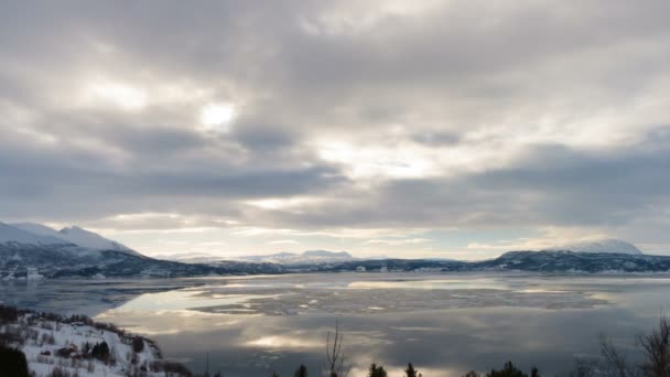 Vackert Norskt Landskap Med Snötäckta Berg Vintersjö Och Mulen Himmel — Stockvideo