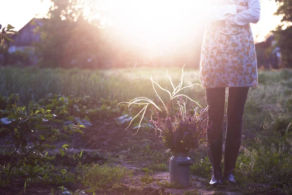 Nature Morte Ragazza Nel Villaggio Lavora Nel Giardino Ragazza Stivali — Foto Stock