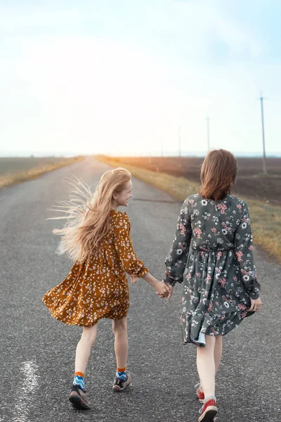 空の道を歩く姉妹たち 村の夏だ フリード — ストック写真