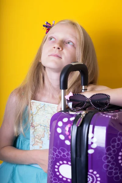 Gelukkig Weekend Glimlachend Meisje Reis Bagage Kaart Bril Camera Een — Stockfoto