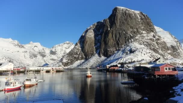 挪威北部美丽的冬季风景 有五彩斑斓的罗布和停泊在挪威罗浮敦湾的渔船 — 图库视频影像