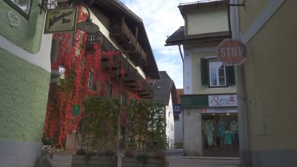 Bad Goisern Austria 2019年10月23日 小さなオーストリアの山間の町の空の通りかなり秋の日のBad Goisern — ストック動画