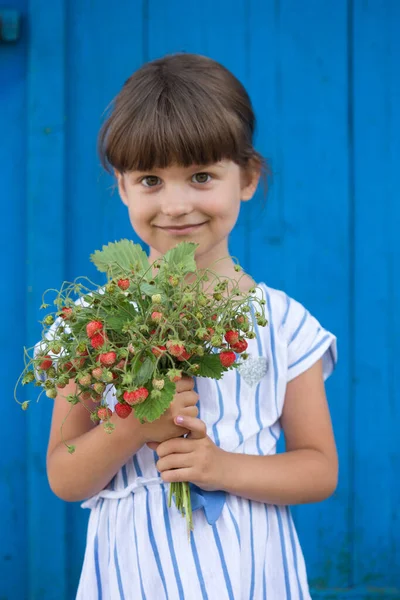 Ragazzina Felice Che Tiene Cespuglio Fragole Selvatiche — Foto Stock