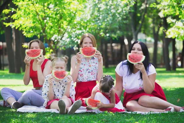 Léto Velká Šťastná Rodina Pikniku Melounem Zábavné Šťavnaté Léto Světlé — Stock fotografie