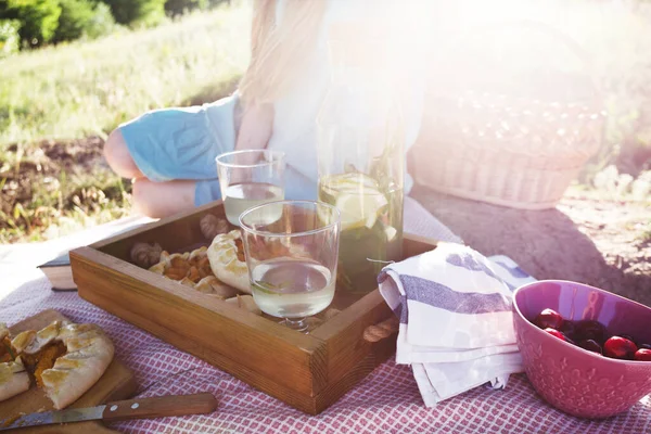 Zomer Familie Een Picknick Een Weiland Bossen — Stockfoto