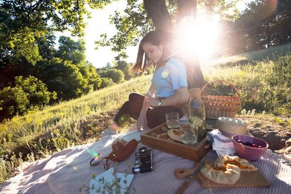 女の子のピクニックで森の中の牧草地 — ストック写真