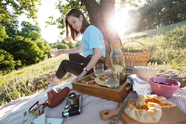 Sommer Mädchen Auf Einem Picknick Auf Einer Wiese Den Vorbergen — Stockfoto