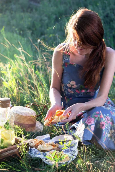 Été Fille Sur Pique Nique Dans Une Prairie Fourche — Photo