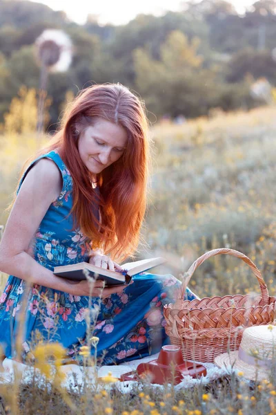 Verão Menina Livro Piquenique Prado Floresta — Fotografia de Stock