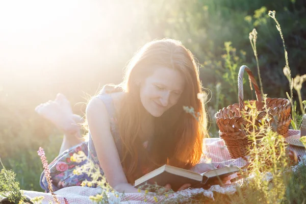 Verano Niña Lee Libro Sobre Picnic Prado Bosque — Foto de Stock