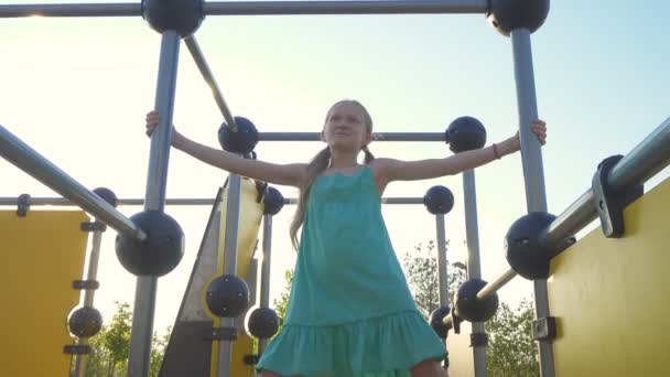 小女孩在操场上的猴栏上玩得开心 — 图库视频影像