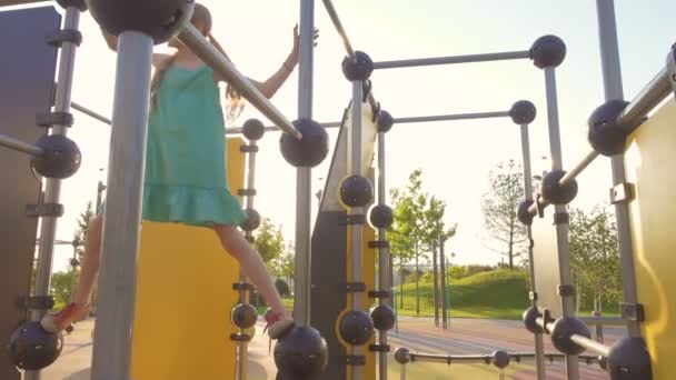 Çocuk Kız Oyun Parkındaki Parmaklıklarda Eğleniyor — Stok video