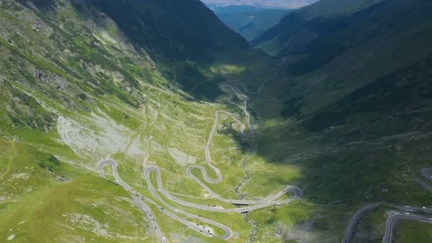 有名なルーマニアの山岳道路の曲線の眺め Transhamaras — ストック動画