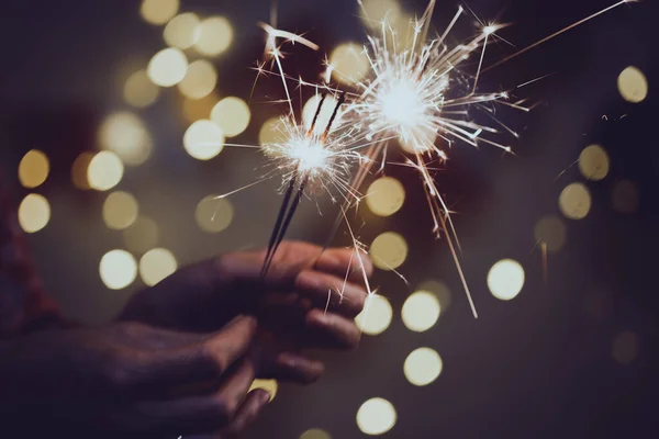 Ragazza Tiene Luci Bengala Buon Natale Buona Vacanza — Foto Stock