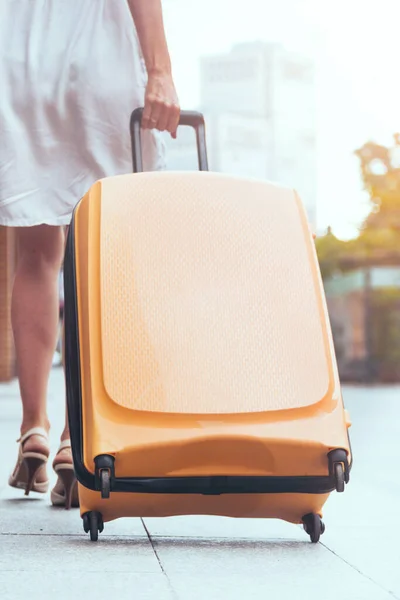女旅客和她的黄色行李 精彩的旅程 — 图库照片