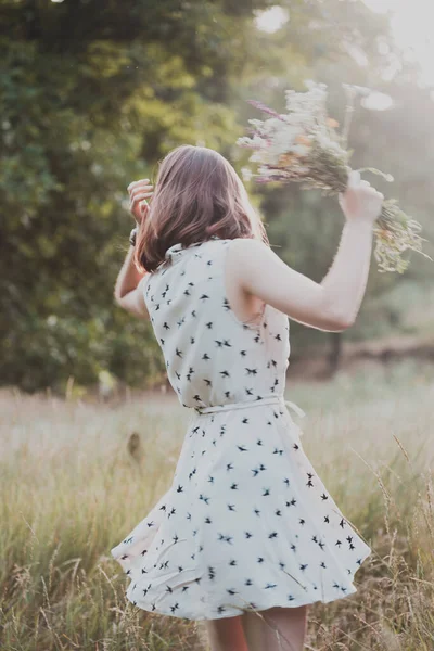 Verão Menina Piquenique Prado Nos Inimigos — Fotografia de Stock