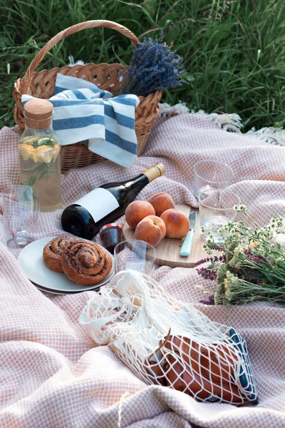 Verão Limonada Com Limão Casa Moeda Com Vinho Pêssegos Rolos — Fotografia de Stock