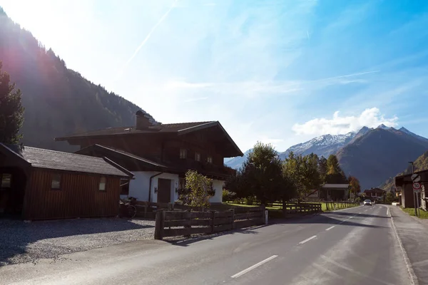 Piękny Krajobraz Droga Przez Małe Miasteczko Górach Austrii Autum — Zdjęcie stockowe