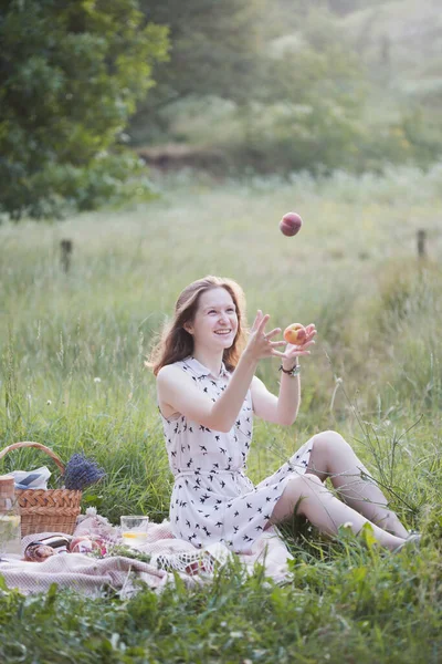 夏天的女孩在泡沫中的草地上野餐 — 图库照片