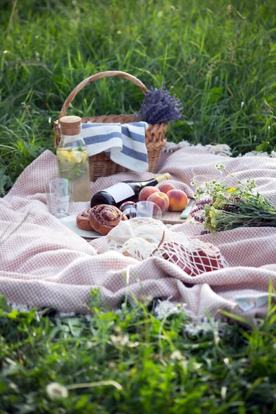 Sommer Limonade Mit Zitrone Und Minze Mit Wein Pfirsichen Zimtrollen — Stockfoto