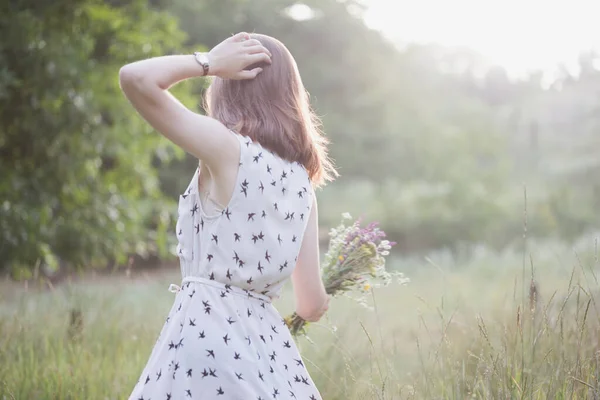 Zomer Meisje Met Een Boeket Loopt Door Het Weitje Zomerstemming — Stockfoto