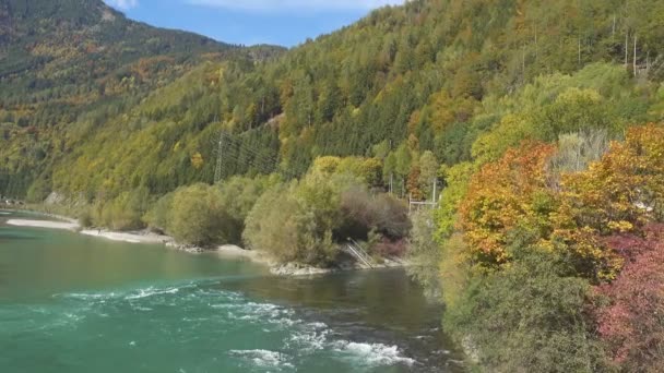 Bergen Rivierwater Landschap Bij Alpen Bergen Met Heldere Zonnige Herfstdag — Stockvideo