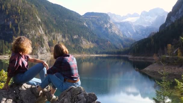 Zwei Lächelnde Touristenmädchen Ufer Eines Ruhigen Österreichischen Sees Einem Sonnigen — Stockvideo