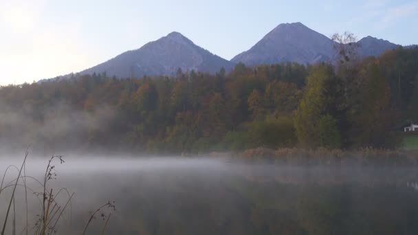Vista Lago Nebuloso Bastante Manhã Nas Montanhas Austríacas — Vídeo de Stock