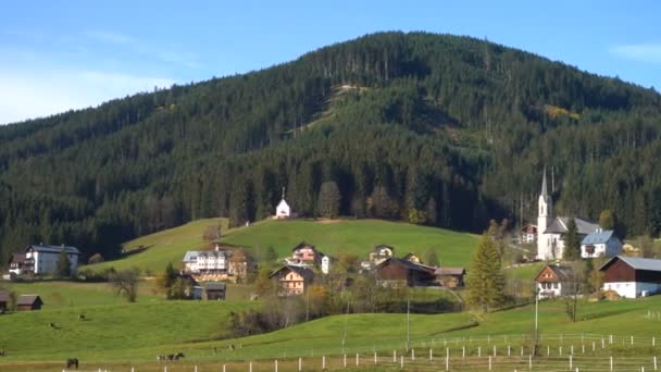 Utsikt Över Pittoreska Austriska Bergsbyn Grön Kulle — Stockvideo