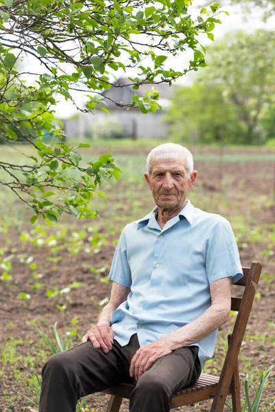 Ritratto Anziano Sorridente Seduto Una Sedia Giardino — Foto Stock