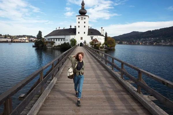 Menina Feliz Passa Sobre Ponte Para Castelo Ort Austri — Fotografia de Stock