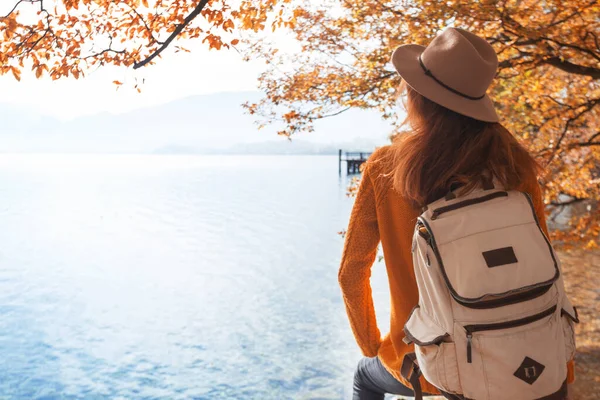 Girl Backpack Stands Shore Mountain Lak — Stock Photo, Image